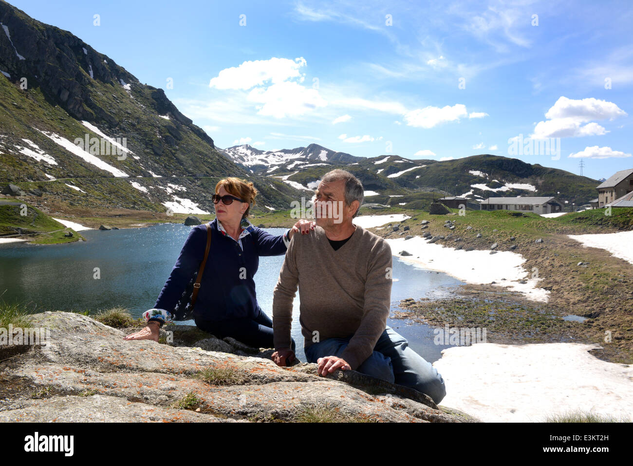 L uomo e la donna senior coppia di anziani casa vacanze il Passo del San Gottardo o San Gottardo in Svizzera Europa Foto Stock