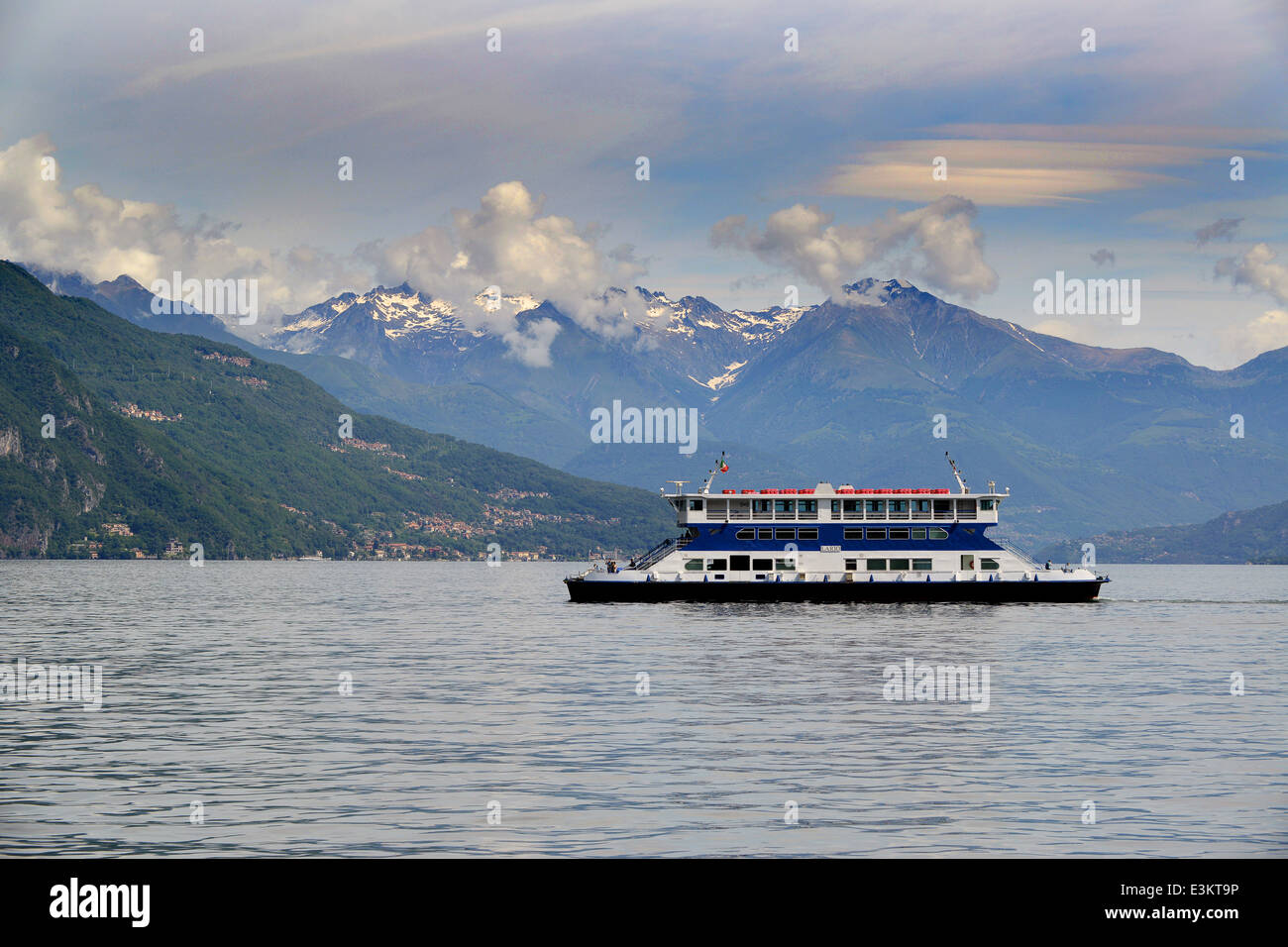 Di trasporto turistico di passeggeri barca sul Lago di Como Italia Foto Stock