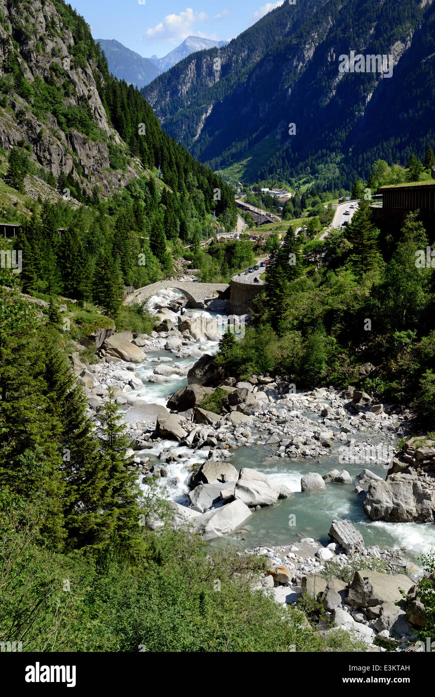 Haderlisbrucke ponte sopra il fiume Reuss nei pressi di Wassen, Schöllenenschlucht, Svizzera il Passo del San Gottardo o San Gottardo Foto Stock