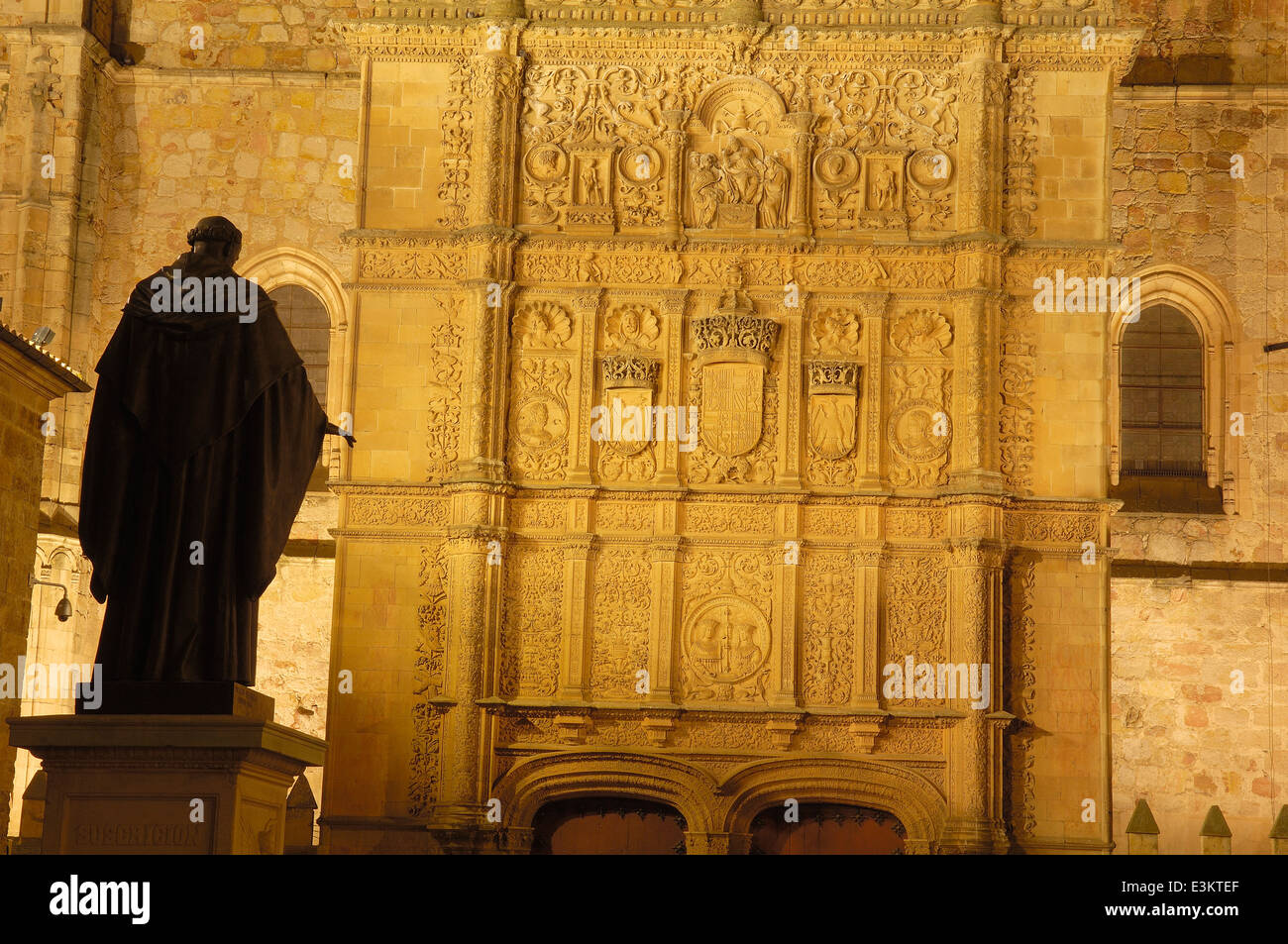 Salamanca. Fray Luís Ponce de León statua, Università facciata. Università di Salamanca, Castilla Leon, Spagna. Foto Stock