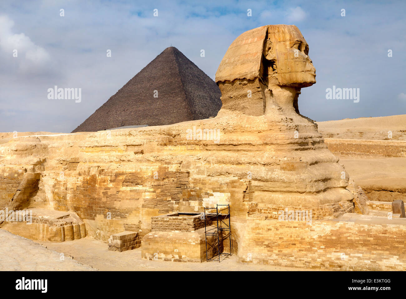 Vista della Sfinge e piramide di Khafre al Cairo, Egitto Foto Stock
