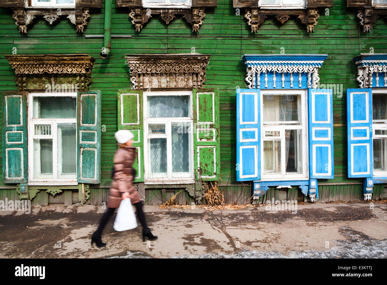 Vista della tradizionale casa in legno nella città di Irkutsk, Russia Foto Stock