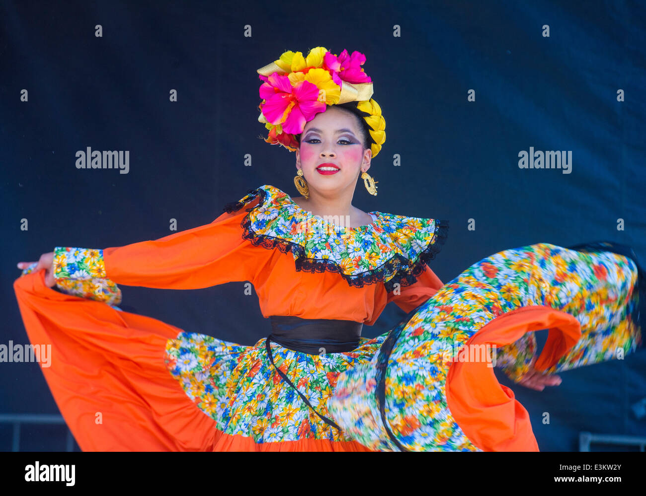 La ballerina partecipa al Cinco De Mayo festival a San Diego Foto Stock