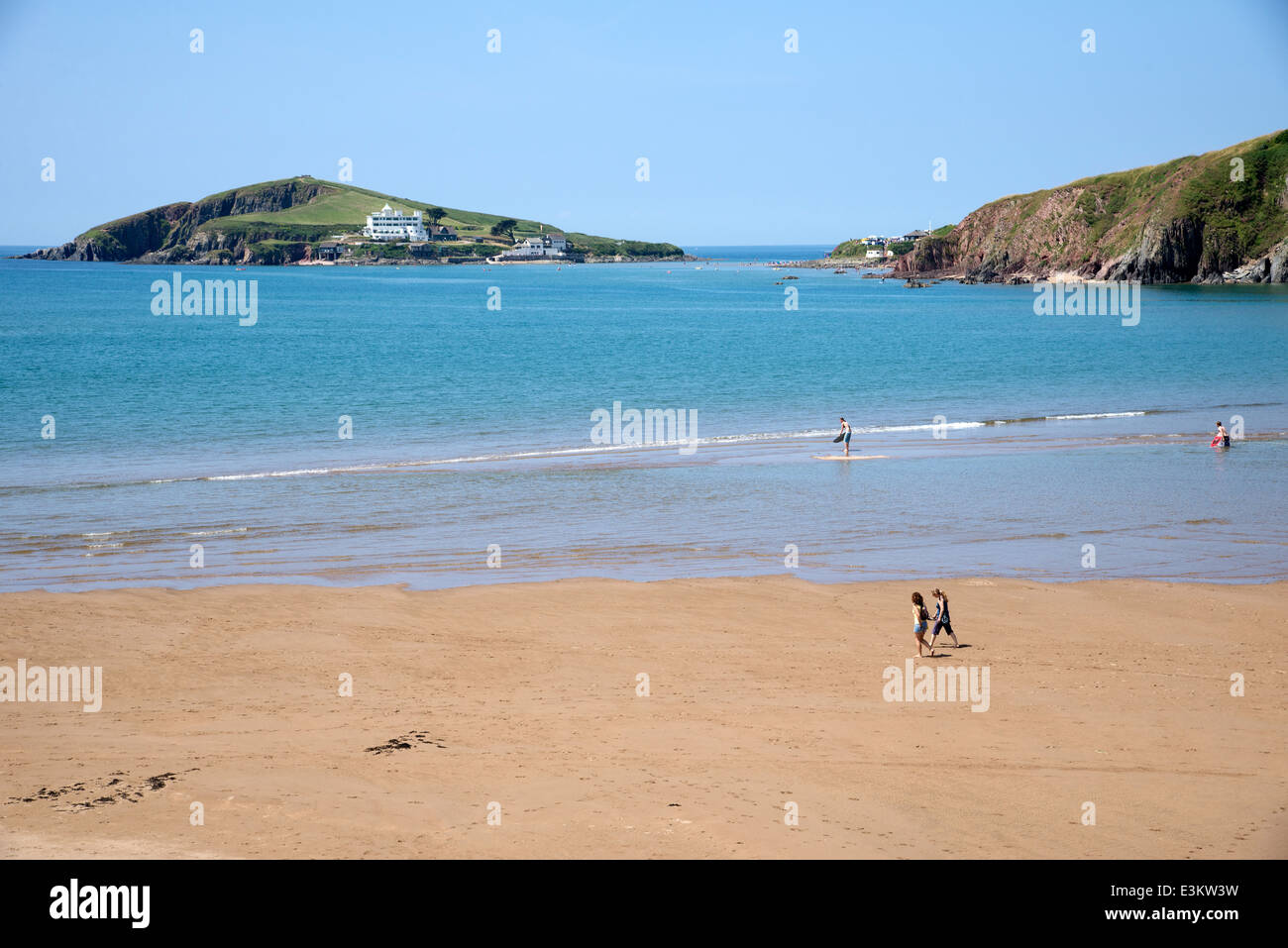 Bantham Beach guardando verso Burgh Island e Bigbury sul mare South Devon England Regno Unito per la vendita nel 2014 Foto Stock