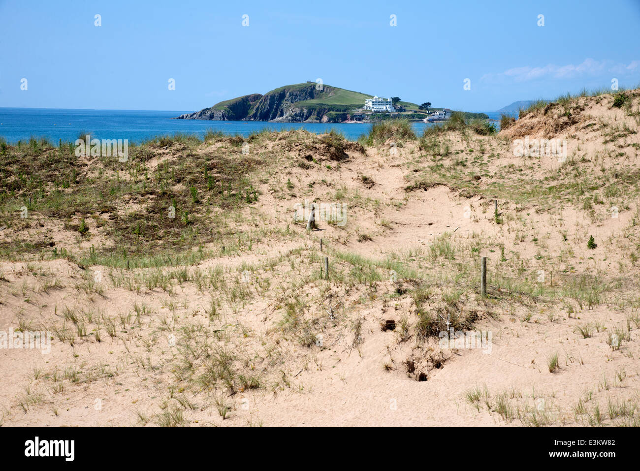 Bantham Beach Dunes guardando verso Burgh Island e Bigbury sul mare South Devon England Regno Unito Foto Stock