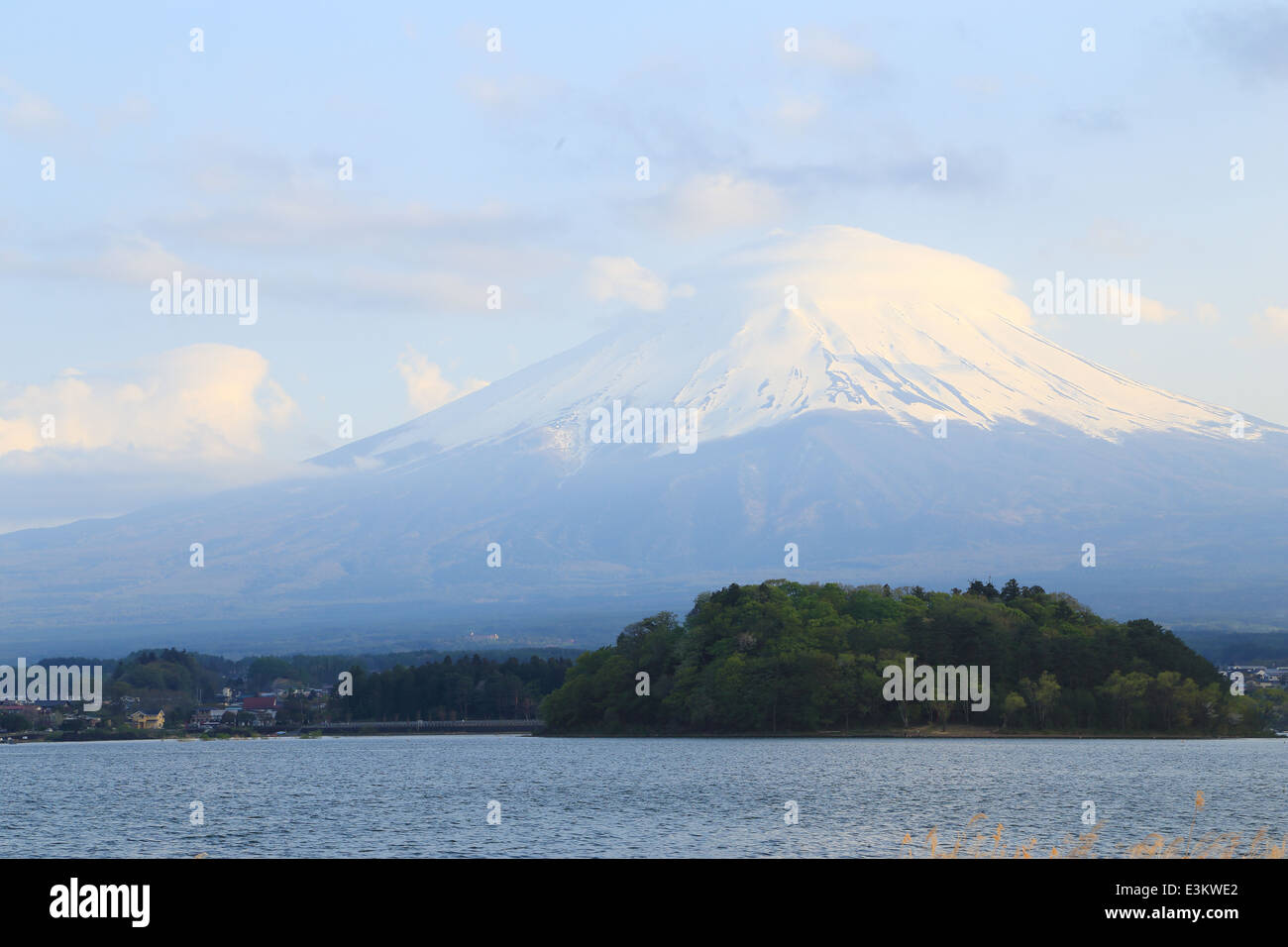 Il monte Fuji, vista dal lago Kawaguchiko, Giappone Foto Stock