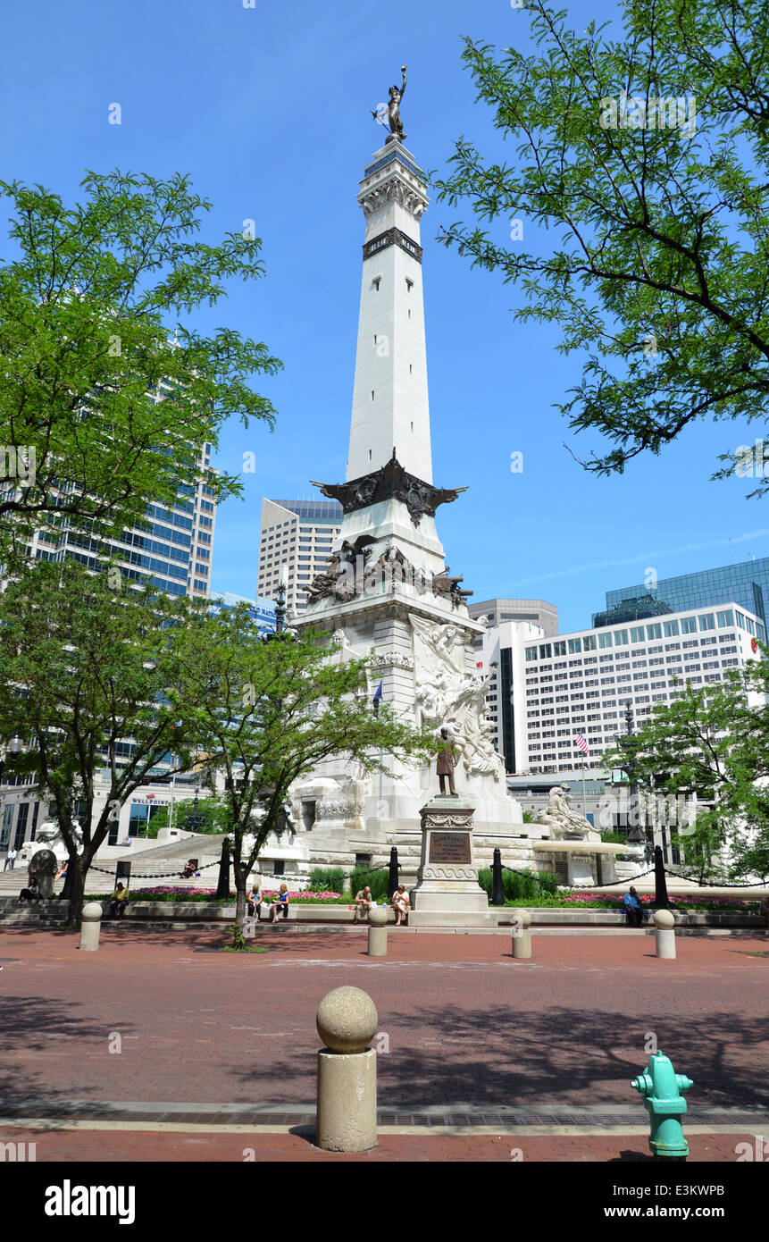 INDIANAPOLIS - 16 giugno: l'Indiana di soldati e marinai' monumento mostrato Giugno 16, 2014, è al centro della Monument Circle in Foto Stock