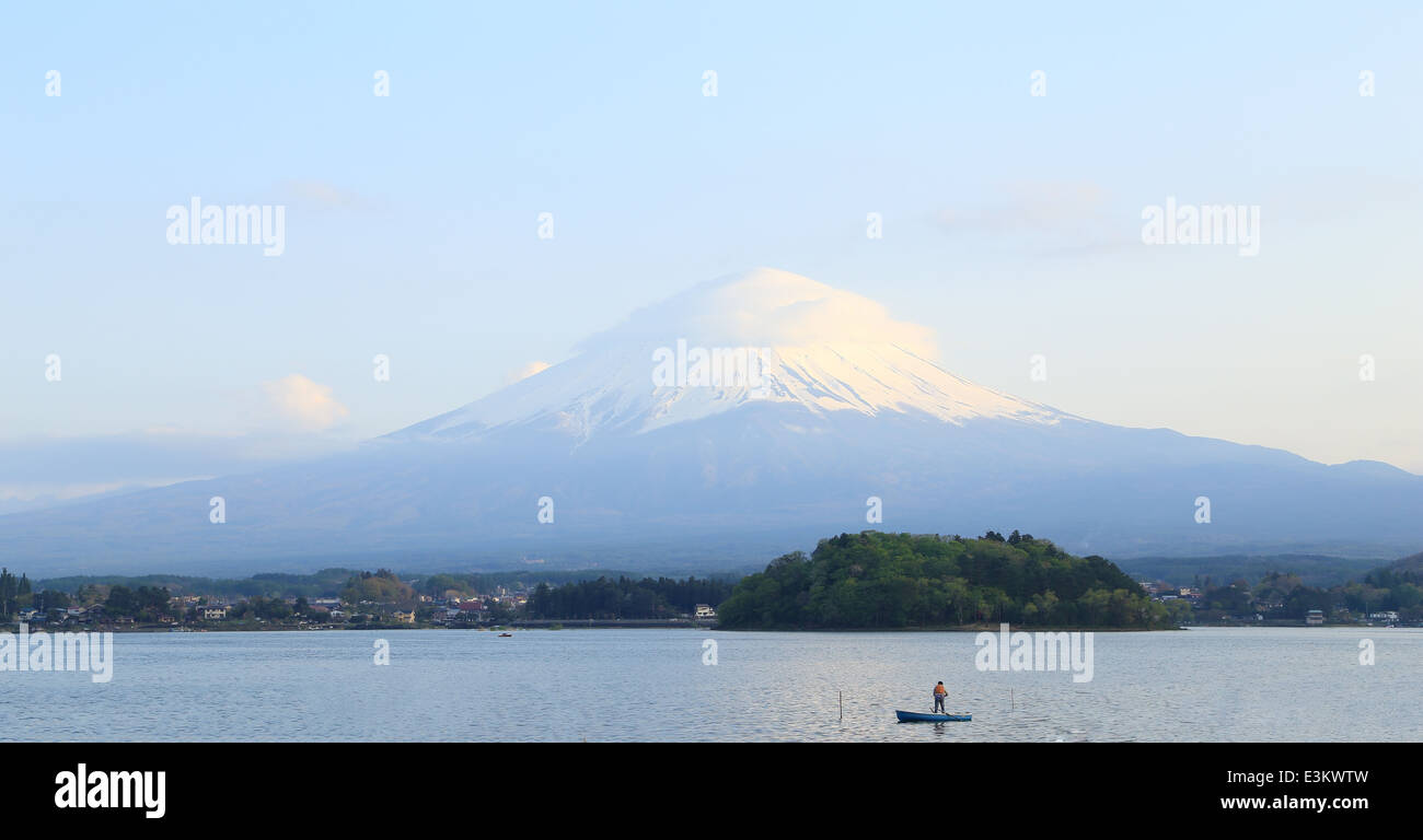 Il monte Fuji, vista dal lago Kawaguchiko, Giappone Foto Stock