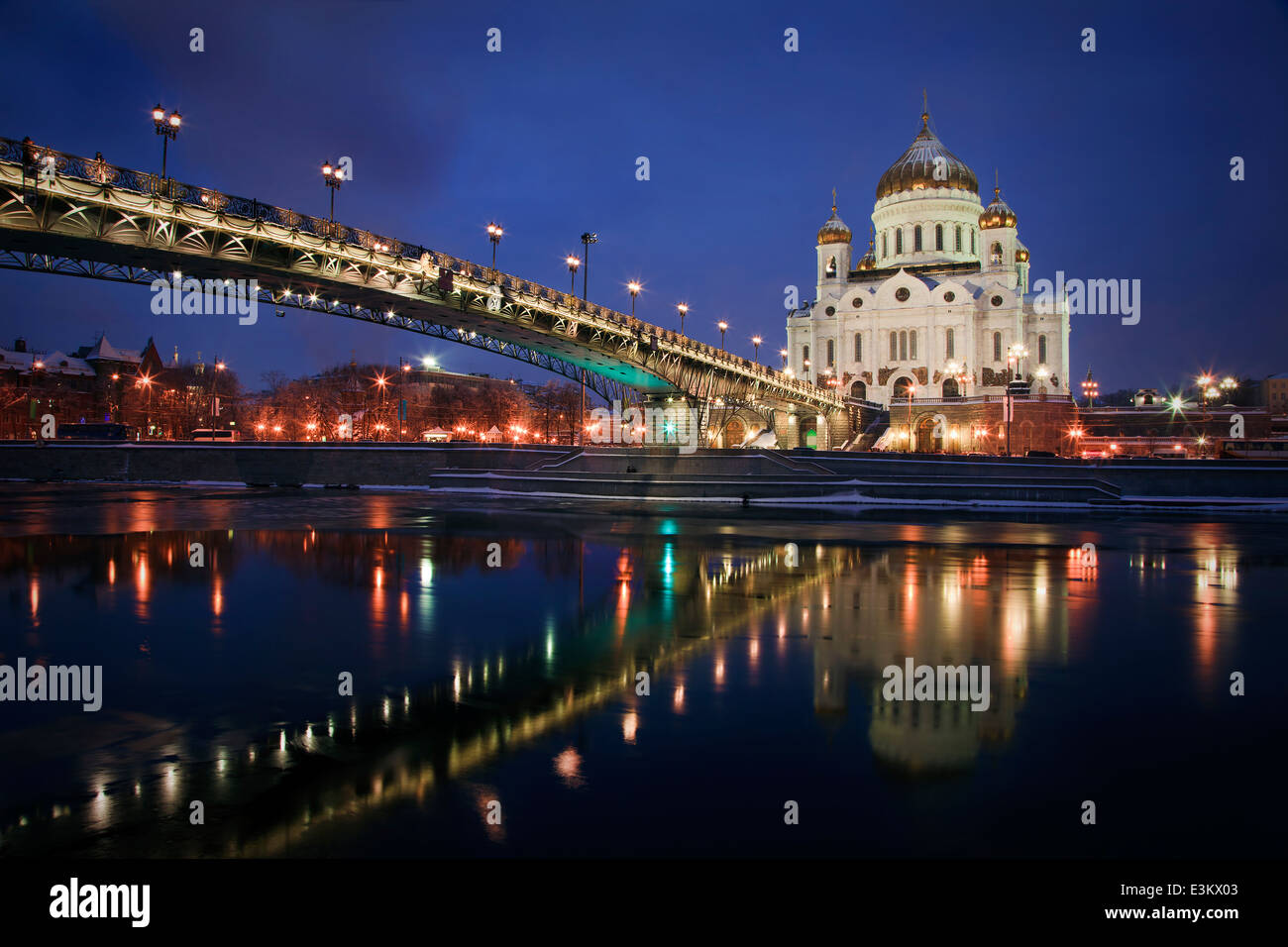 Vista invernale della chiesa ortodossa di Cristo Salvatore e patriarcale Ponte a notte nel centro di Mosca, Russia Foto Stock