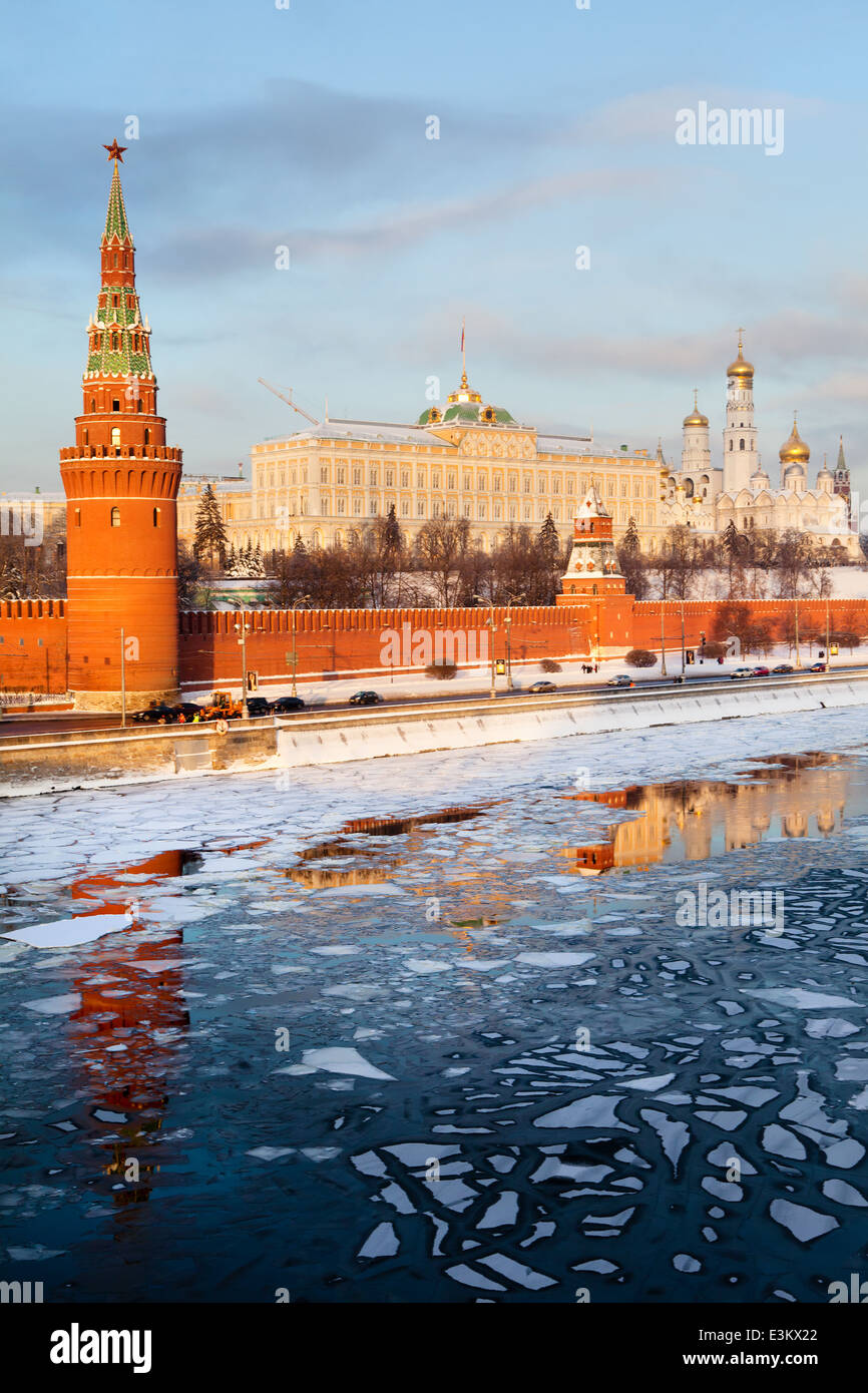 Vista invernale del fiume Moskva, la torre Vodovzvodnaya e il Grand Palace nel Cremlino di Mosca al centro della capitale russa Foto Stock