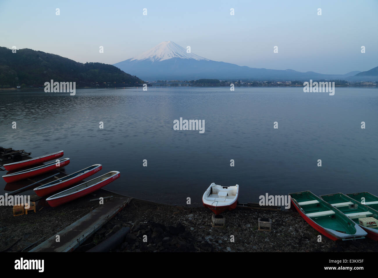 Il monte Fuji, vista dal lago Kawaguchiko, Giappone Foto Stock