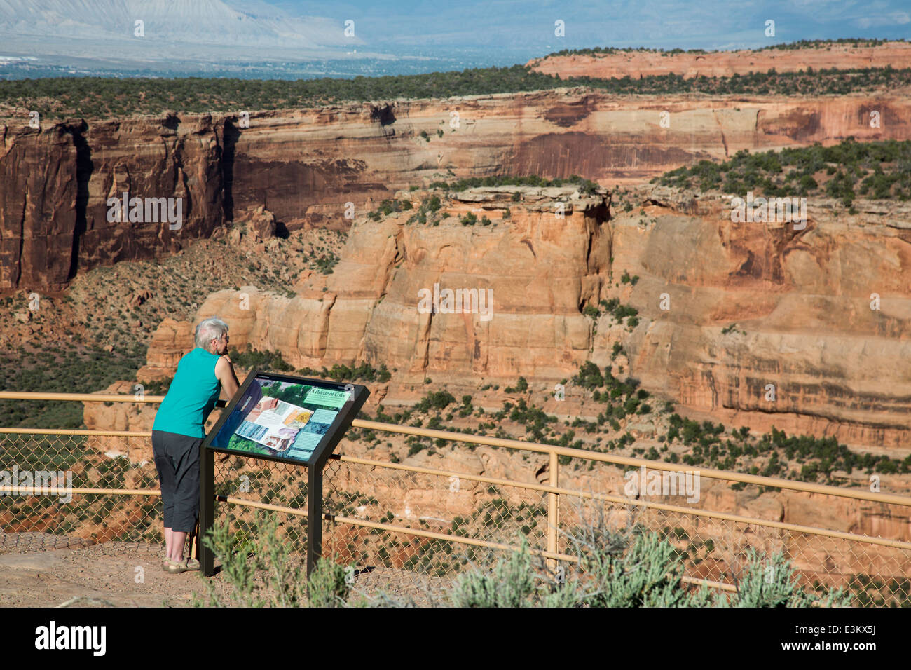 Fruita, Colorado - Susan Newell, 65, tiene nella visualizzazione a Colorado National Monument. Foto Stock
