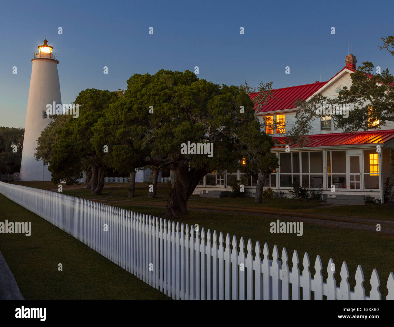 Cape Hatteras National Seashore, NC: Ocracoke Island Lighthouse (1823) al tramonto Foto Stock