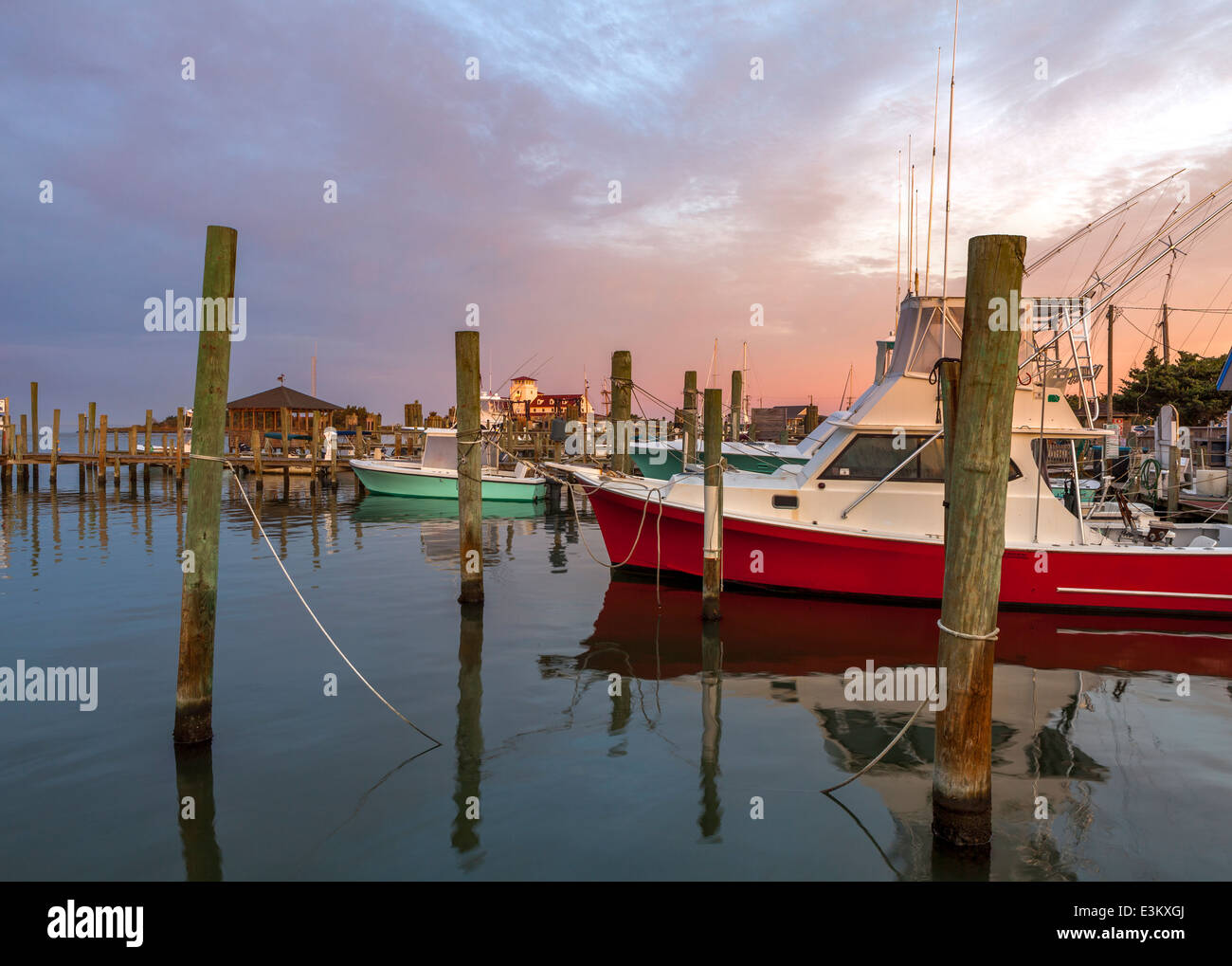 Ocracoke Island, Outer Banks, NC: Colori di sunrise al di sopra delle barche del lago d'argento del porto al Ocracoke Foto Stock