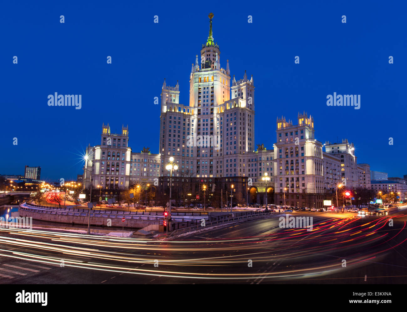 Vista notturna di Stalin grattacielo a Kotelnicheskya embankment nel centro di Mosca, Russia Foto Stock