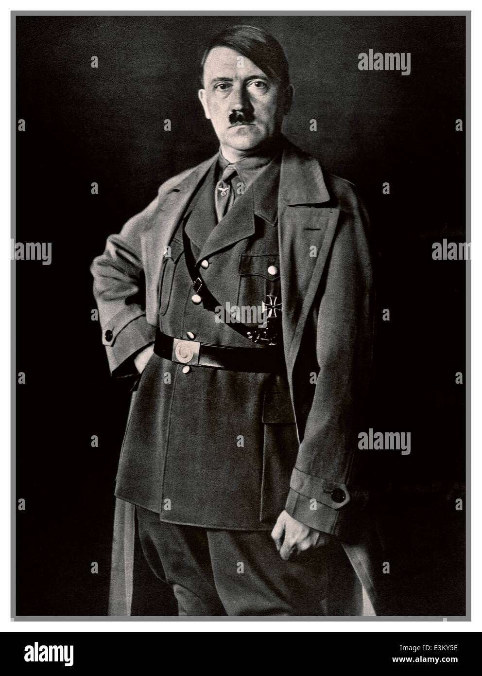 RITRATTO DI ADOLF HITLER 1930 studio B&W ha posto ritratto fotografia di Adolf Hitler in uniforme dal fotografo personale di Heinrich Hoffman Hitler Foto Stock