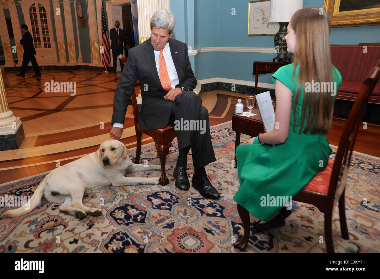 Segretario Kerry e il suo cane ben sedersi per un colloquio con il National Geographic Kids Reporter Moore Foto Stock