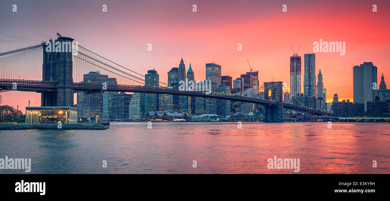 Il ponte di Brooklyn e Manhattan al crepuscolo Foto Stock
