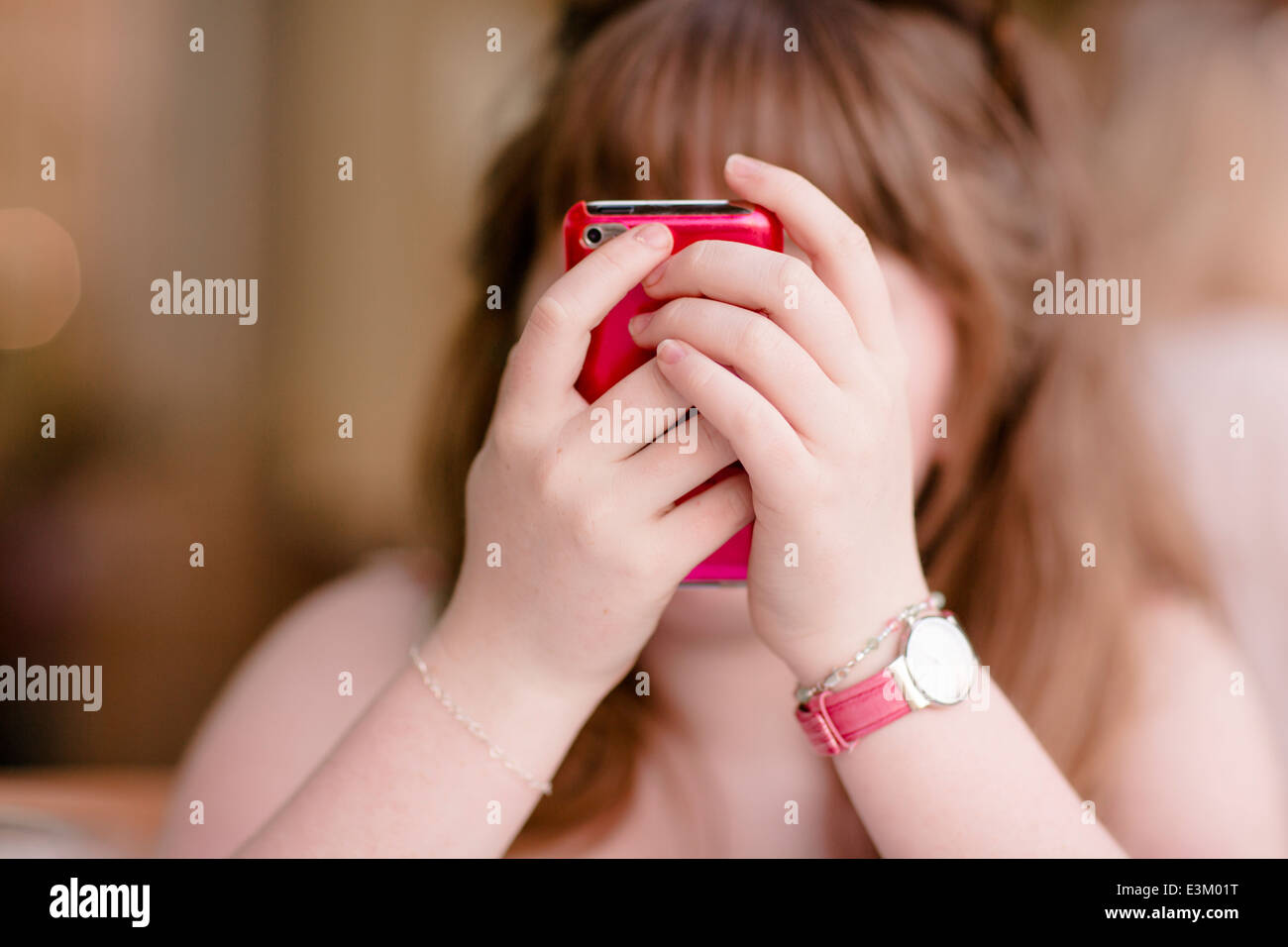 Immagine della ragazza (10-12) utilizzando il telefono cellulare Foto Stock