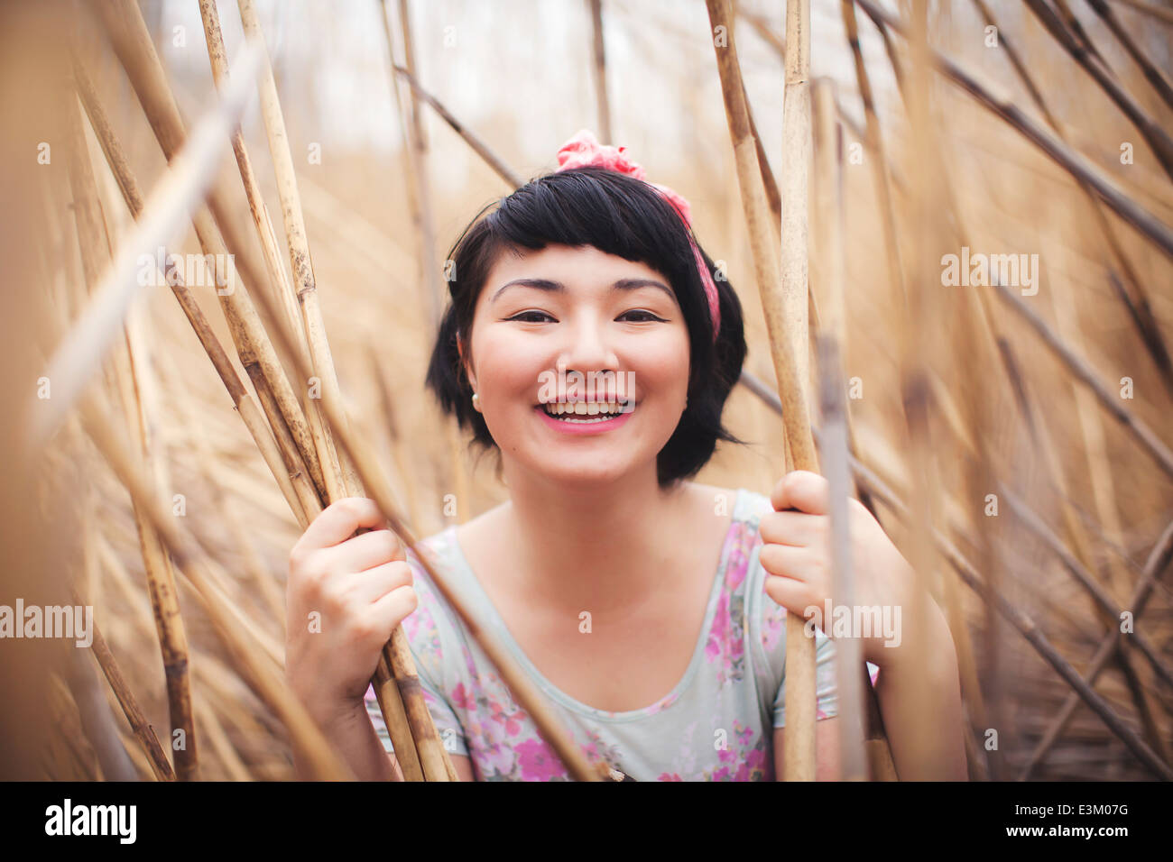 Ritratto di giovane donna sorridente in erba, Massachusetts, STATI UNITI D'AMERICA Foto Stock