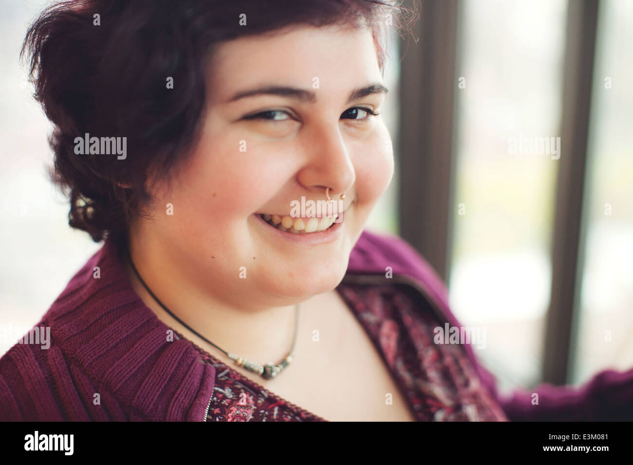 Ritratto di giovane donna sorridente, Massachusetts, STATI UNITI D'AMERICA Foto Stock