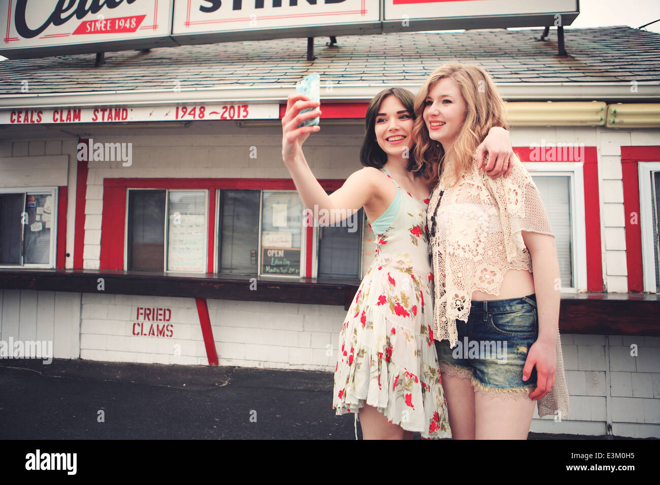 Immagine della ragazza adolescente (13-15) prendendo selfie con il suo amico, New Hampshire, STATI UNITI D'AMERICA Foto Stock