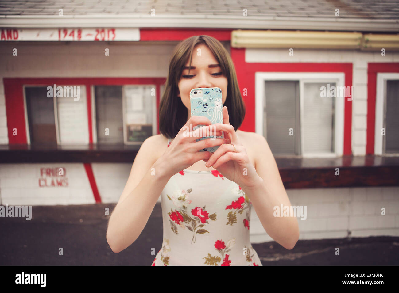 Immagine della giovane donna prendendo selfie, New Hampshire, STATI UNITI D'AMERICA Foto Stock