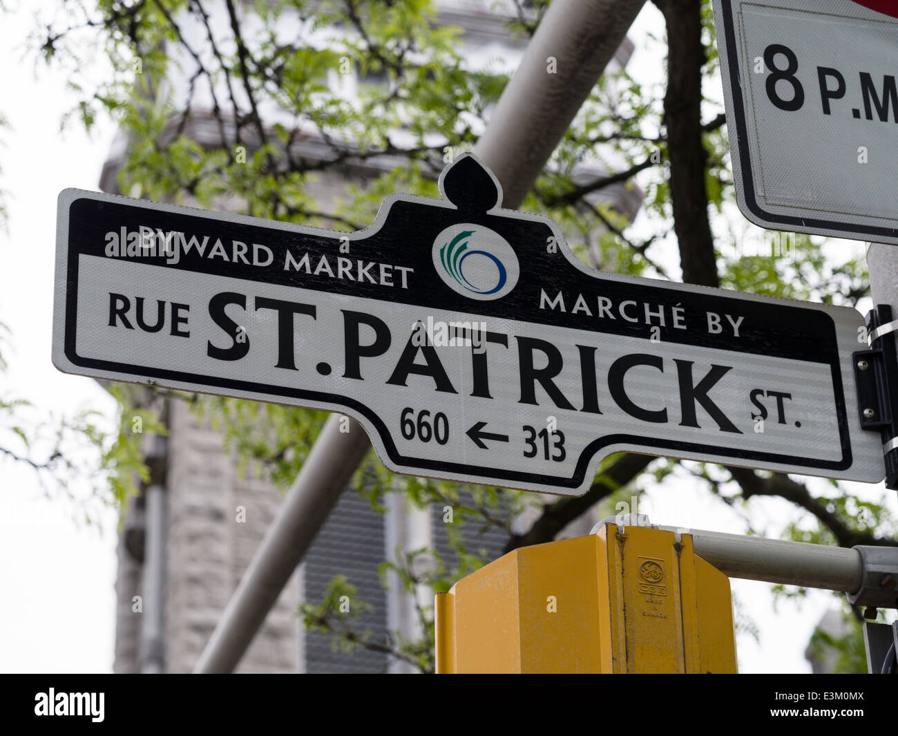 Testo bilingue Inglese/Francese Street nome Sign: Rue San Patrizio San. Un bilingue francese/inglese segno per San Patrick Street o Rue Foto Stock