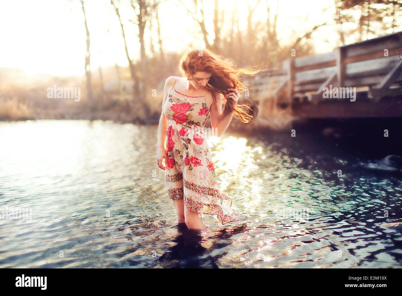 Giovane donna (18-19) ginocchio profondo in acqua Foto Stock