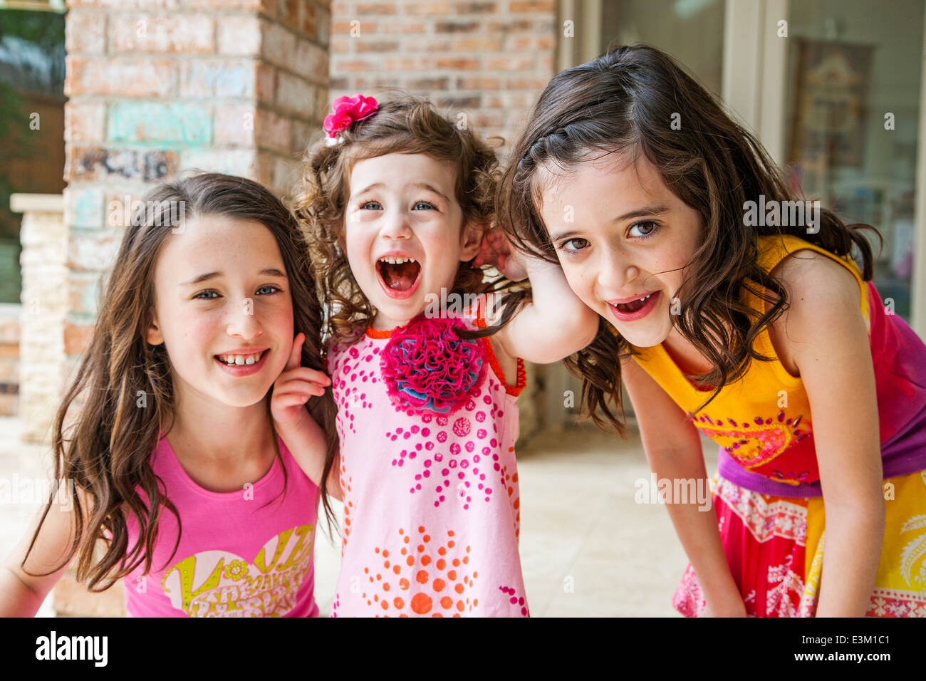 Ritratto di tre ragazze ridere (8-9, 4-5, 10-12) Foto Stock