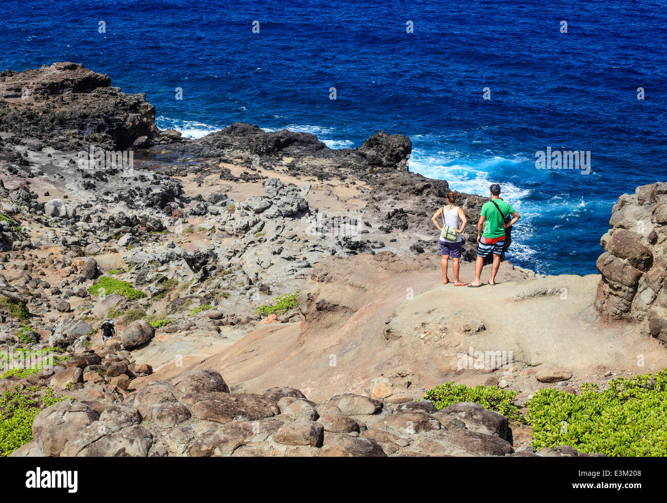 Gli escursionisti a Maui sentiero per il Nakalele Blowhole Foto Stock