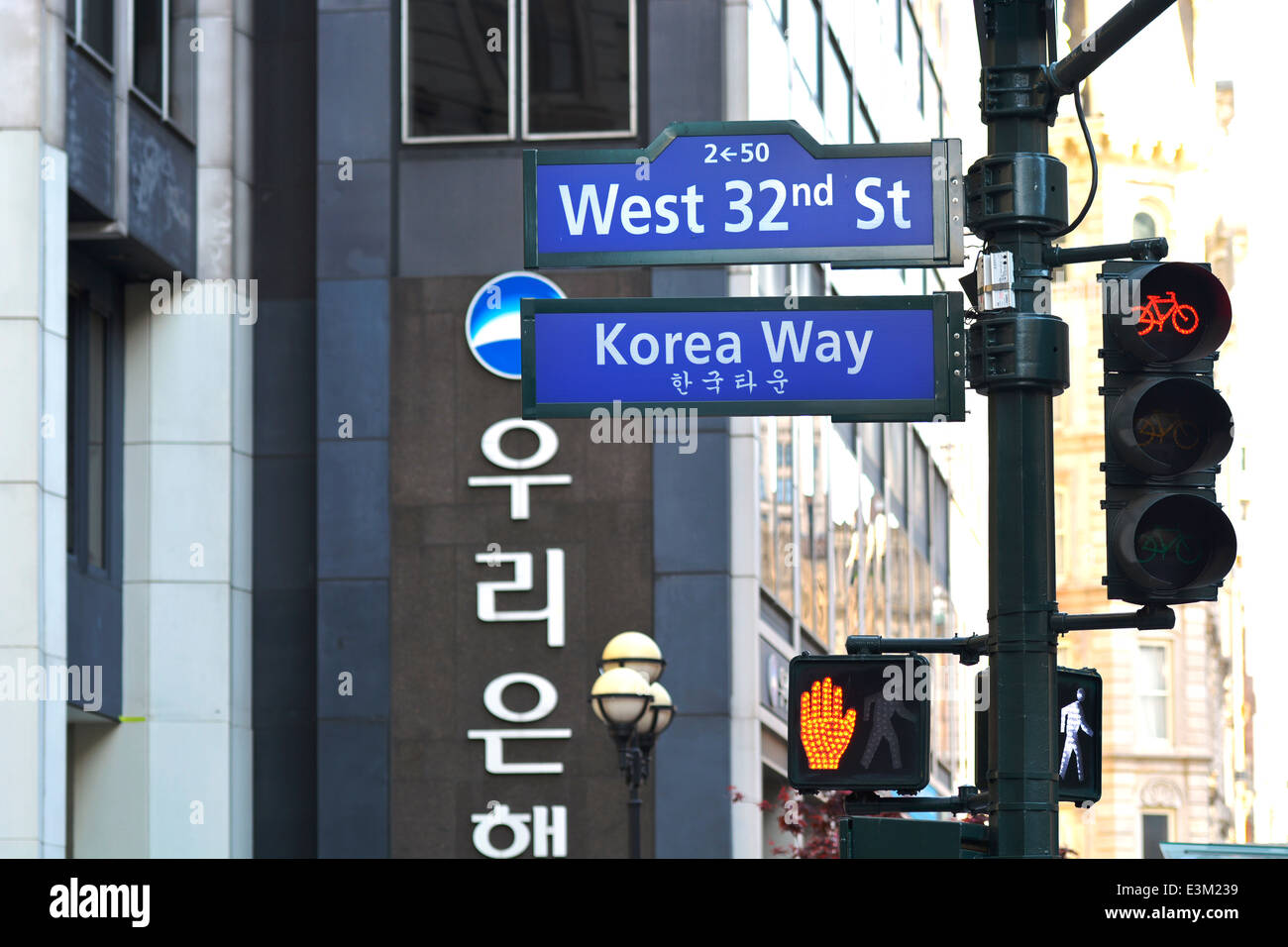 Strada segno Segni di New York , NY Manhattan West 32nd St Corea modo Foto Stock