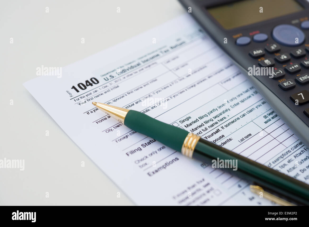 Noi forma fiscale 1040 con penna e calcolatrice Foto Stock