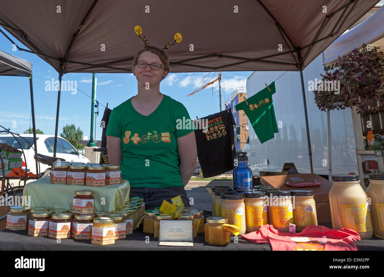 Il Midtown Farmers' Market di Minneapolis, Minnesota, USA, offre prodotti freschi, fiori, divertimento e un ambiente festoso. Foto Stock
