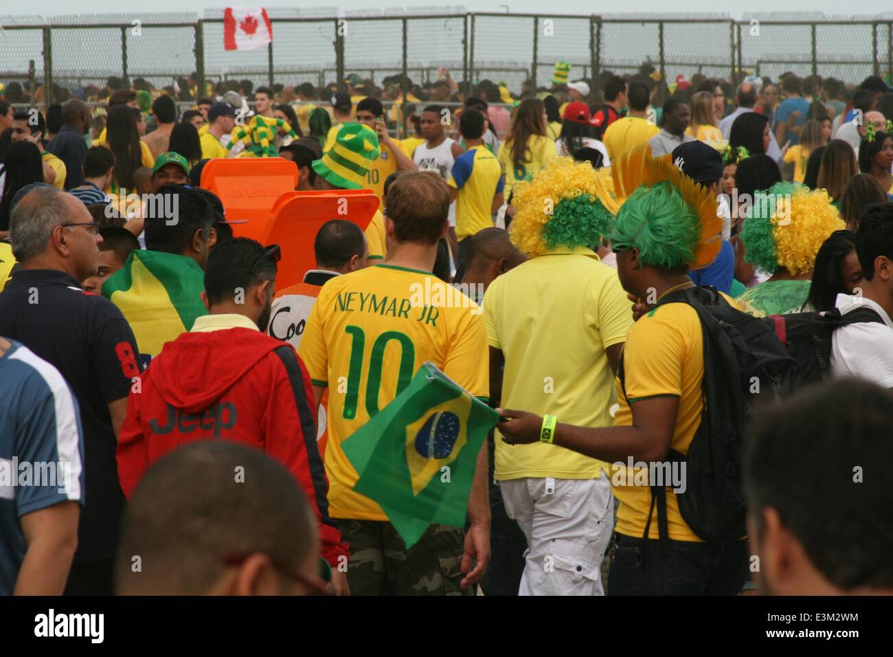 Rio de Janeiro, Brasile. Il 23 giugno, 2014. 2014 FIFA World Cup Brasile. Per gli appassionati di calcio che arrivano al sito principale della FIFA Fan Fest sulla spiaggia di Copacabana, prima della partita con il Camerun. Il Brasile ha vinto 4-1. Rio de Janeiro, Brasile, 23 Giugno, 2014. Credito: Maria Adelaide Silva/Alamy Live News Foto Stock