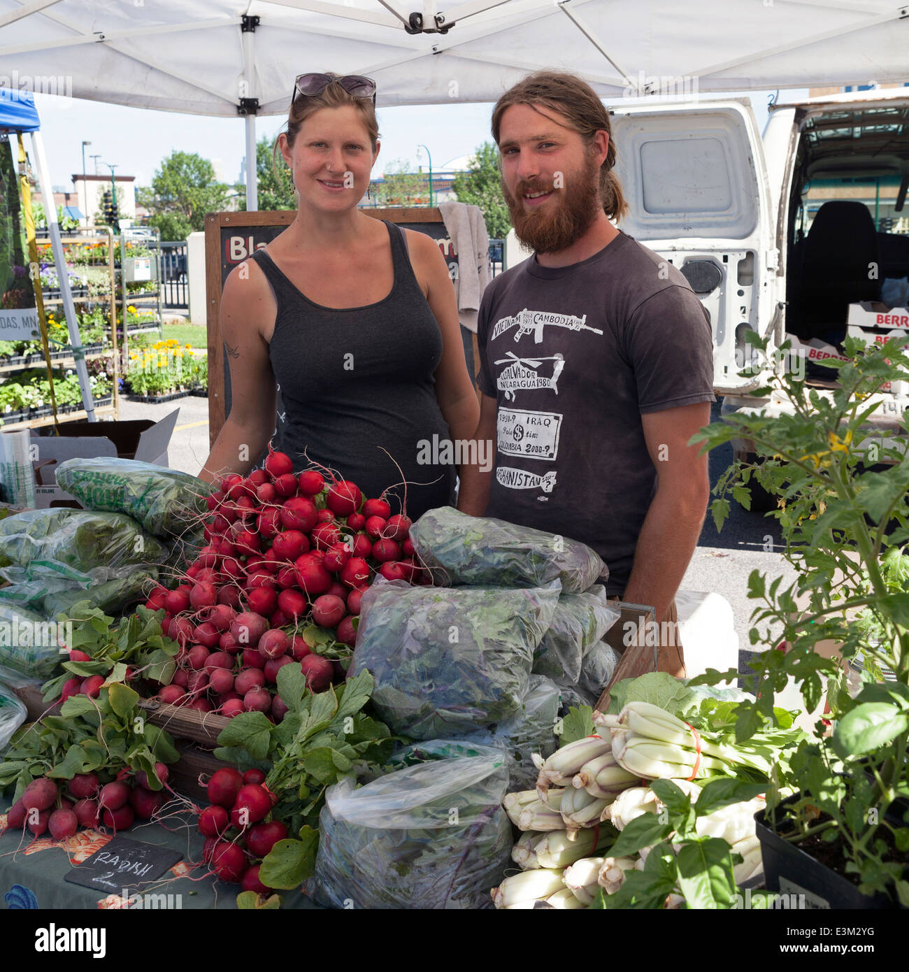 Il Midtown Farmers' Market di Minneapolis, Minnesota, USA, offre prodotti freschi, fiori, divertimento e un ambiente festoso. Foto Stock