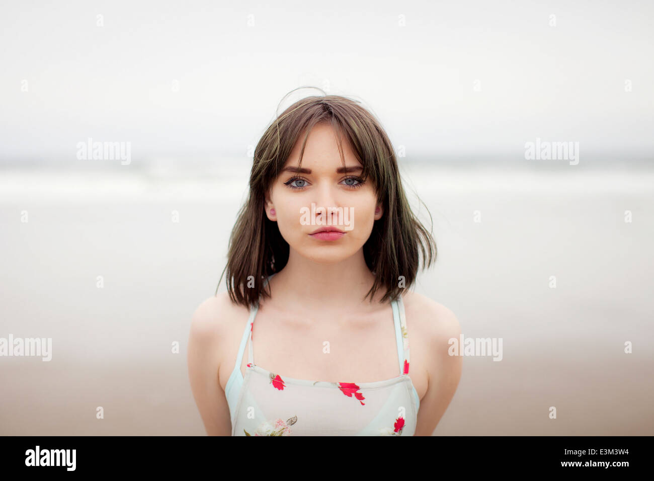 Ritratto di giovane donna sulla spiaggia, New Hampshire, STATI UNITI D'AMERICA Foto Stock