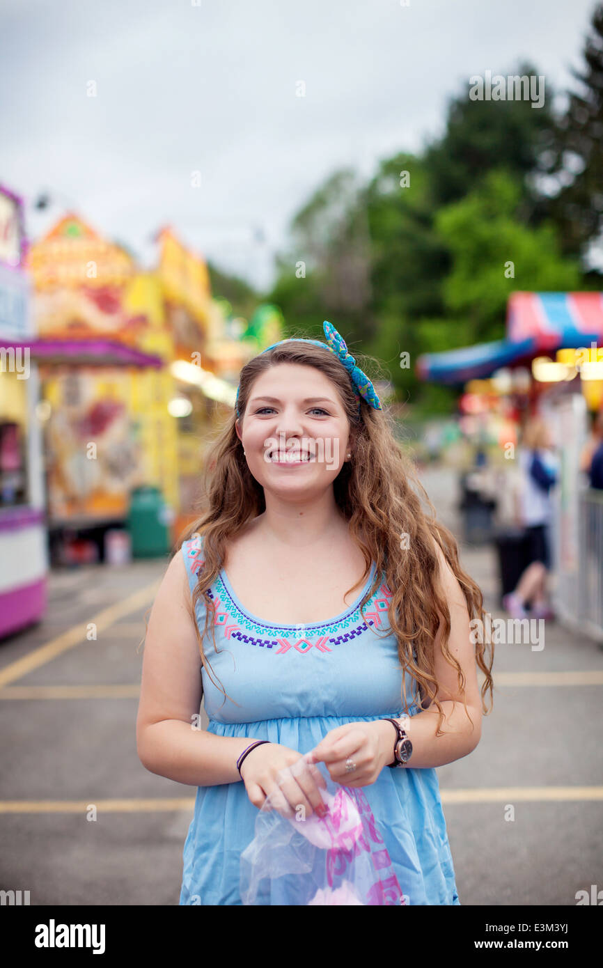 Ritratto di sorridente giovane donna tenendo il sacchetto in plastica Foto Stock