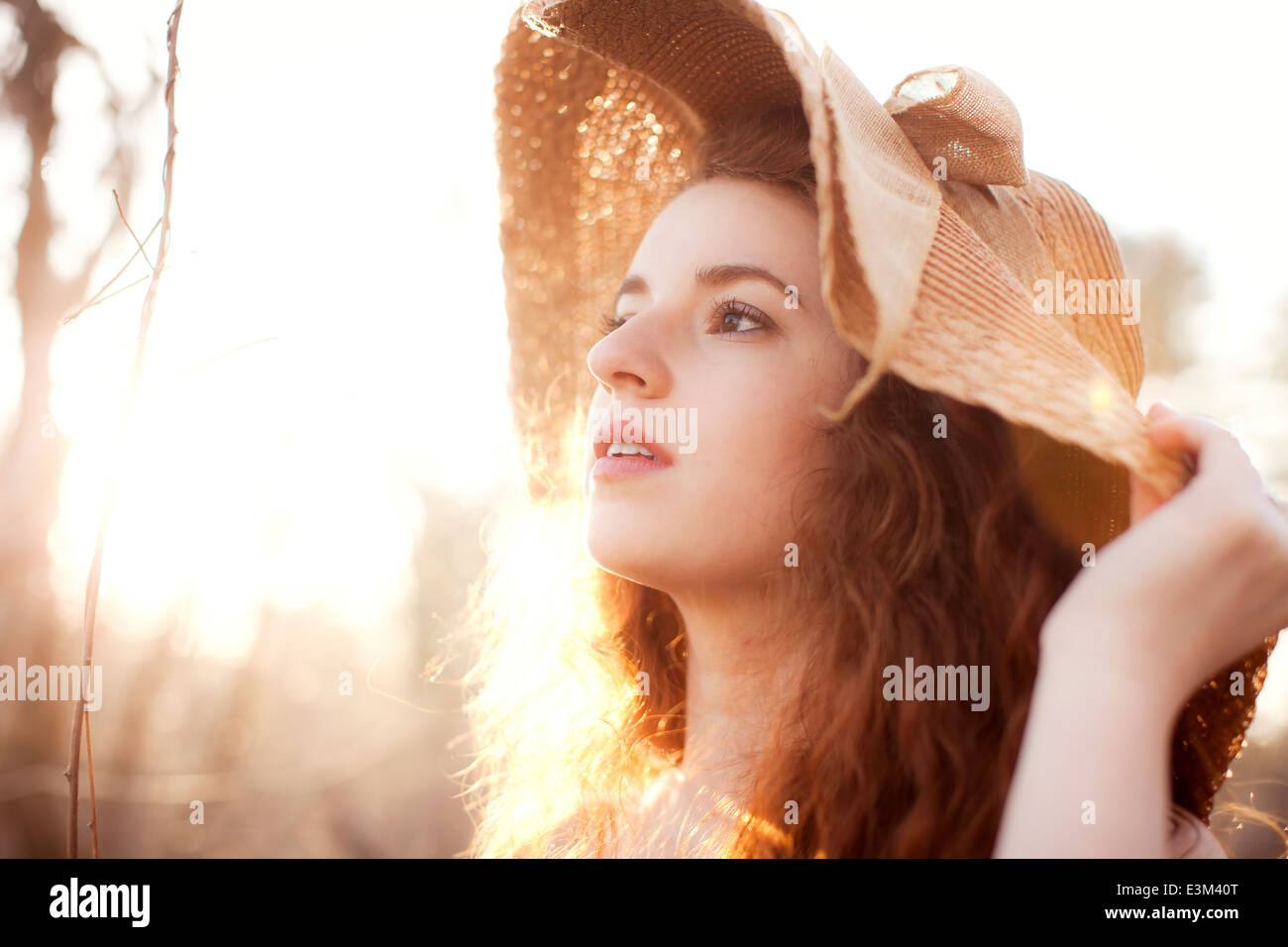 Ritratto di giovane donna nel cappello di paglia Foto Stock