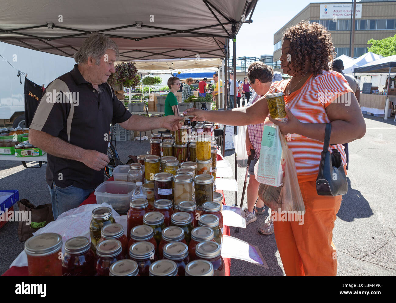 Il Midtown Farmers' Market di Minneapolis, Minnesota, USA, offre prodotti freschi, fiori, divertimento e un ambiente festoso. Foto Stock