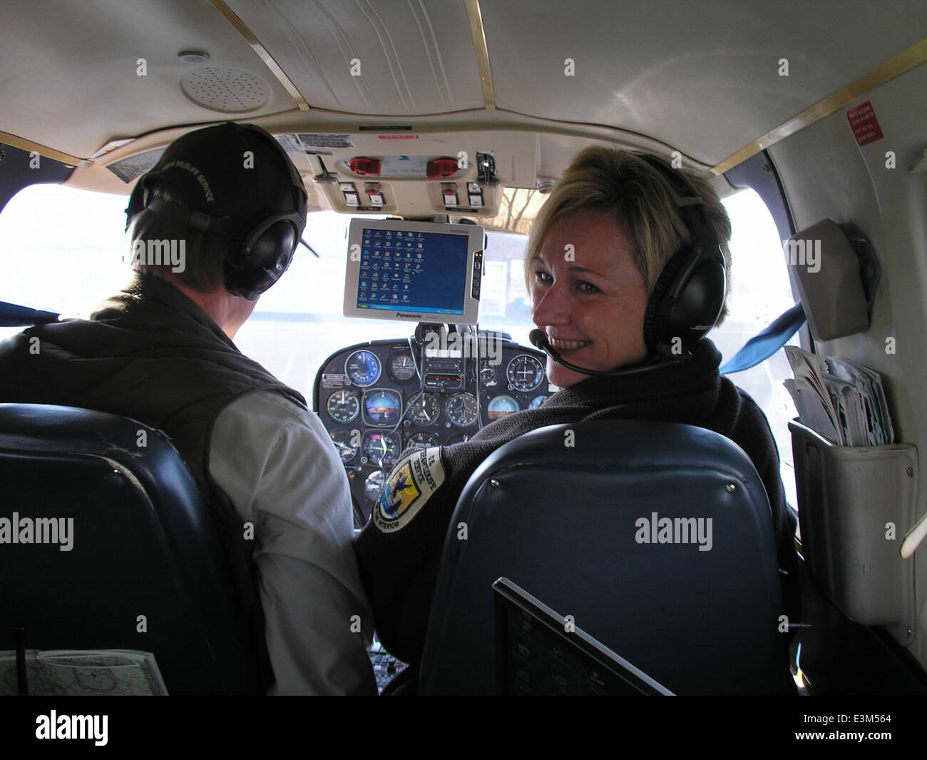 Brian e Jill dello U.S. Fish and Wildlife Service sono ritratti con il loro aereo, che mostrano il loro ruolo nella conservazione della fauna selvatica in tutto il Midwest. Il servizio svolge un ruolo fondamentale nel monitoraggio e nella protezione delle popolazioni di animali selvatici che utilizzano aeromobili per scopi di indagine e gestione. Foto Stock
