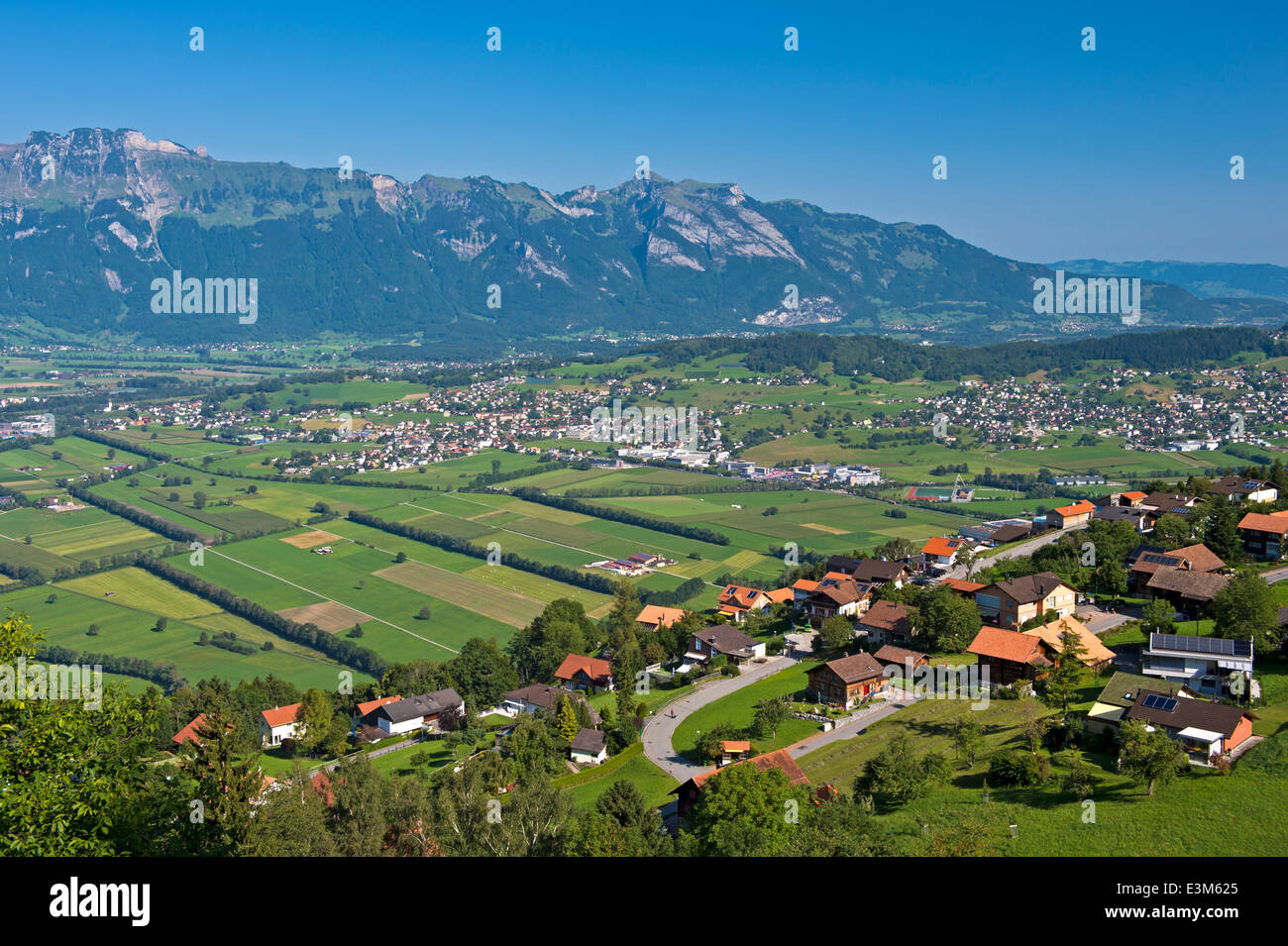 Vista da Planken attraverso la valle del Reno per l Alpstein mountain range, Principato del Liechtenstein Foto Stock