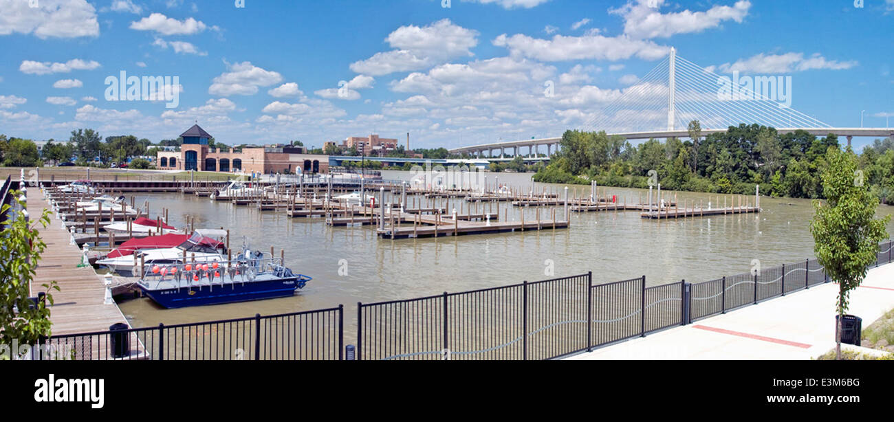 Il porticciolo Skyway di Toledo, Ohio, fornisce infrastrutture per imbarcazioni per la comunità nautica locale. Il porticciolo è gestito dal Department of Natural Resources e funge da punto di riferimento per le attività di nautica da diporto e l'accesso all'acqua. Foto Stock