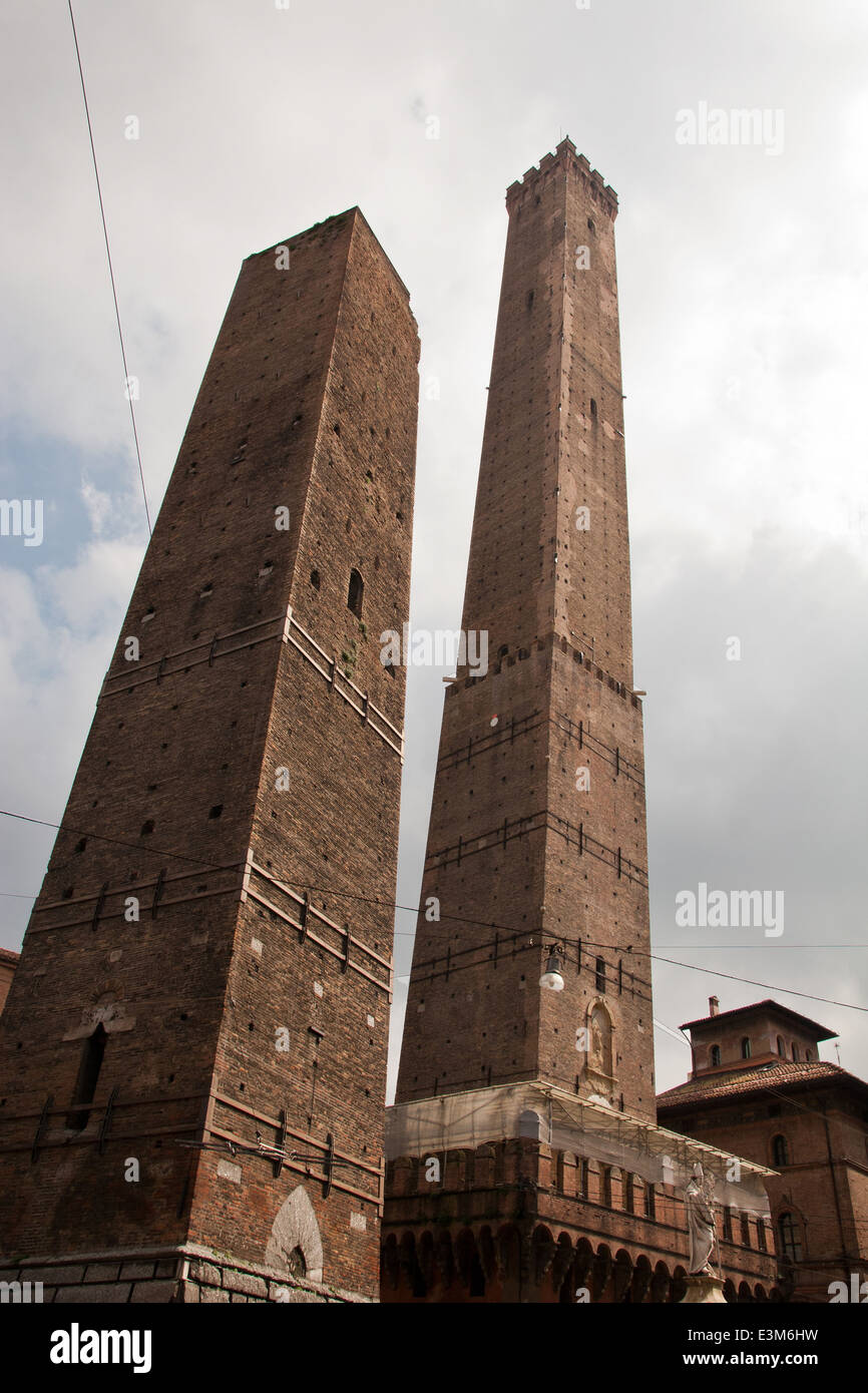 Garisenda e torre Asinell, Bologna Foto Stock