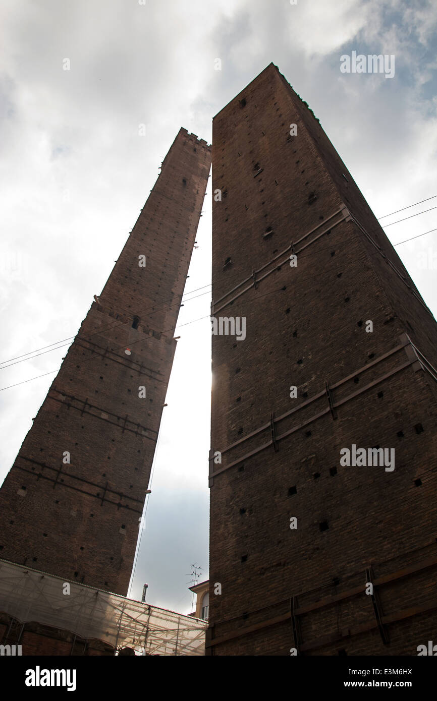 Garisenda e torre Asinell, Bologna Foto Stock