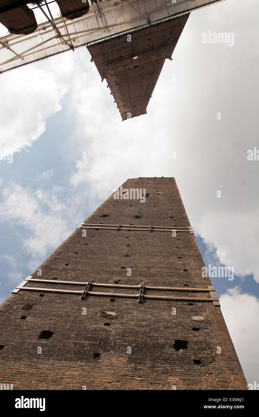 Garisenda e torre Asinell, Bologna Foto Stock