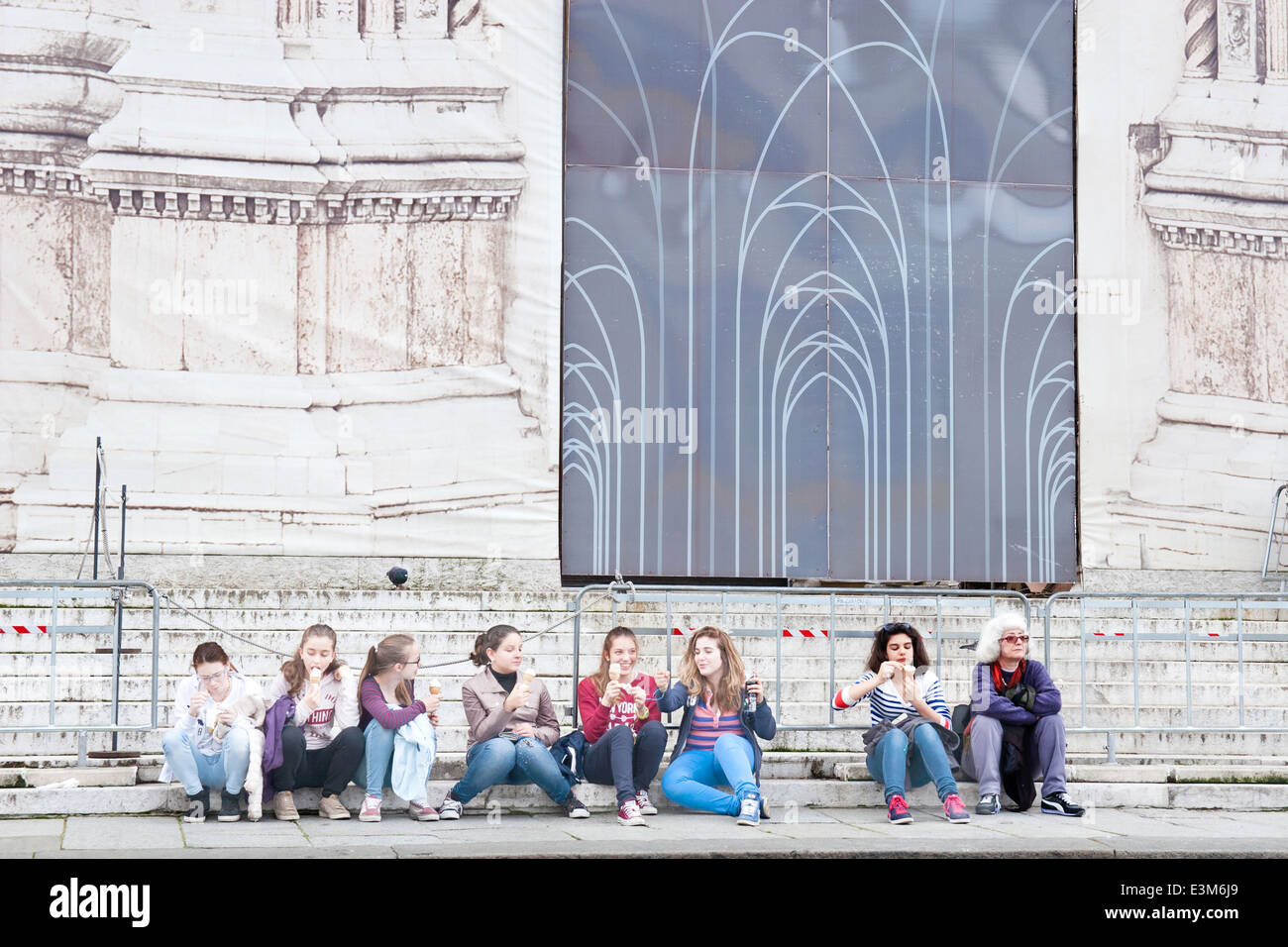 Un gruppo di ragazze a mangiare il gelato nella Basilica di San Petronio a Bologna Foto Stock