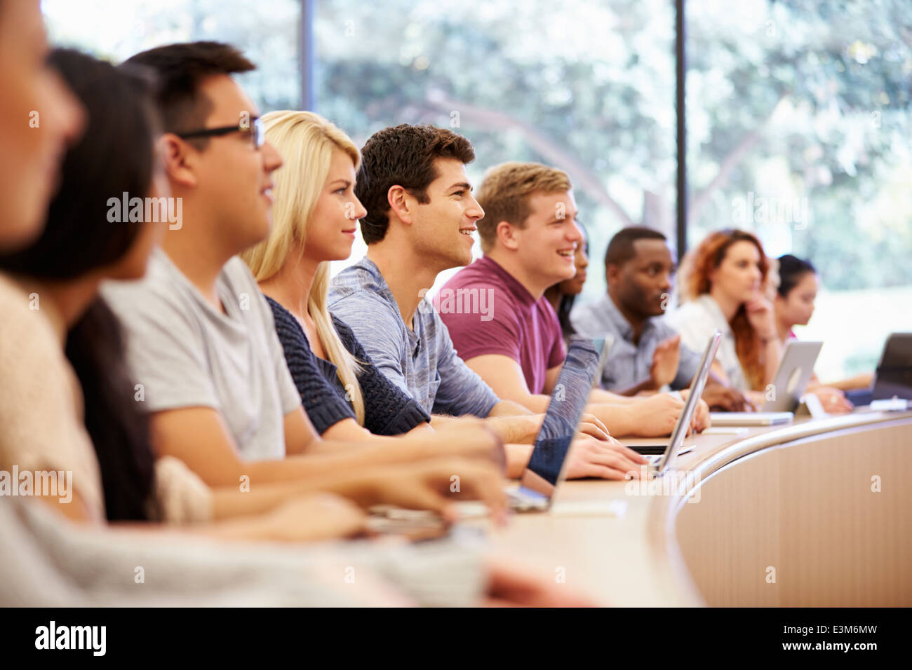 Classe di studenti universitari utilizzando computer portatili in conferenza Foto Stock