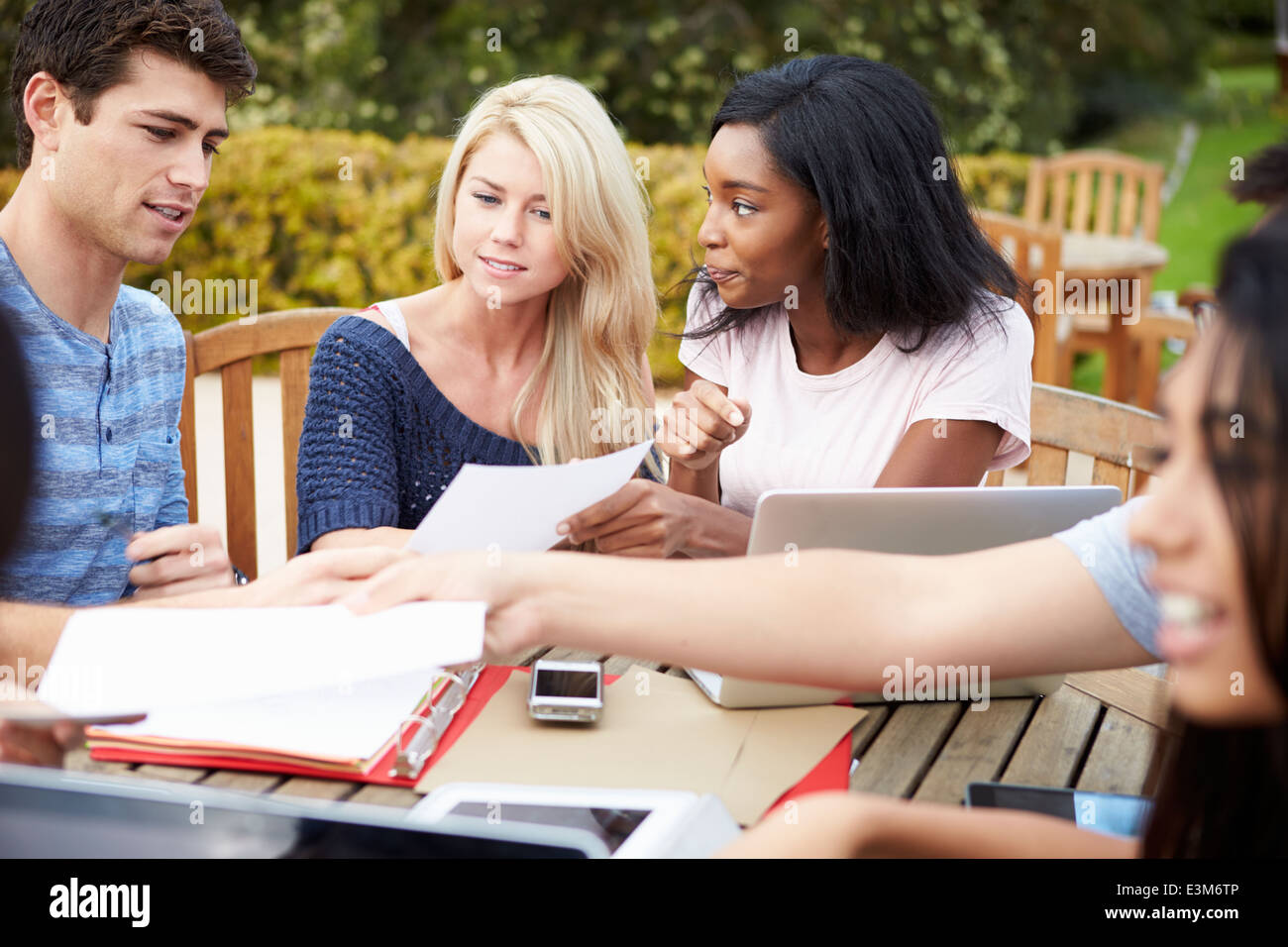 Un gruppo di studenti universitari a lavorare sul progetto all'aperto Foto Stock