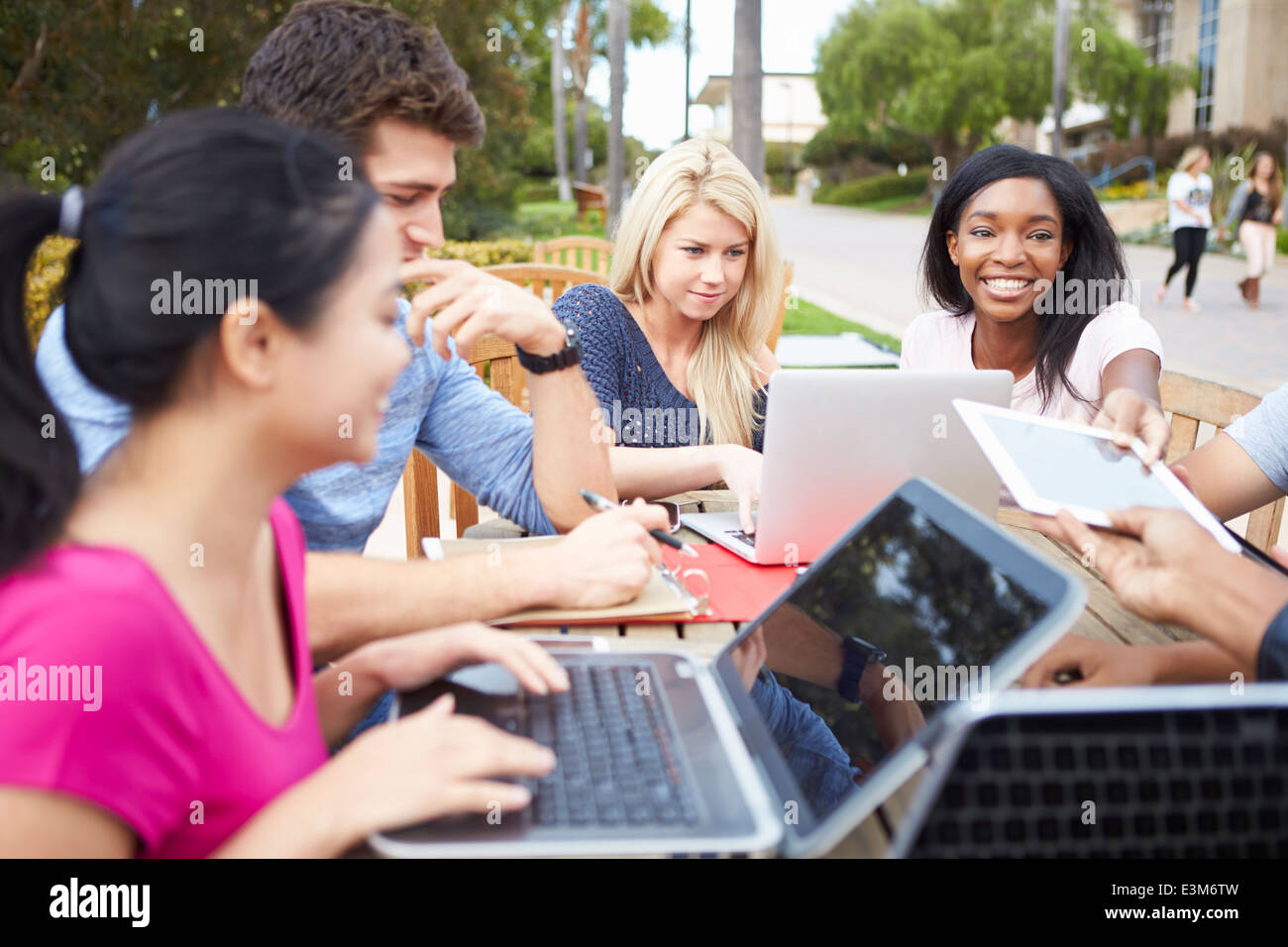 Un gruppo di studenti universitari a lavorare sul progetto all'aperto Foto Stock